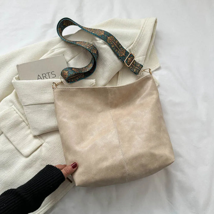 Stylish women's vintage leather shoulder bag, perfect cross-body handbag for everyday fashion.