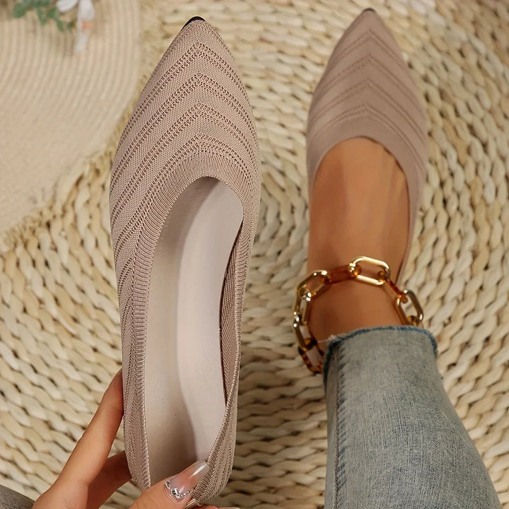 Elegant women's slip-on pointed-toe ballet flats for versatile everyday style.