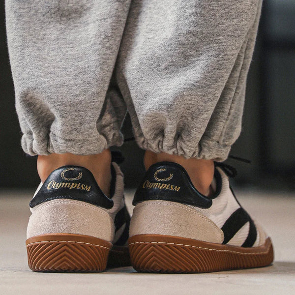 Men's active retro orthopedic sneakers, classic design, offering cushioned support for comfortable movement.