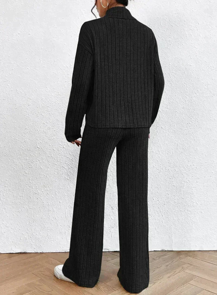 Soft, cozy women's ribbed loungewear set in a relaxed fit with a chic turtleneck. Perfect for comfortable everyday wear.