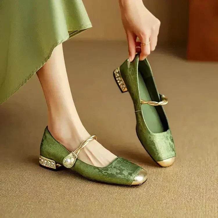 Women's vintage pearl strap Mary Jane shoes with elegant block heel.