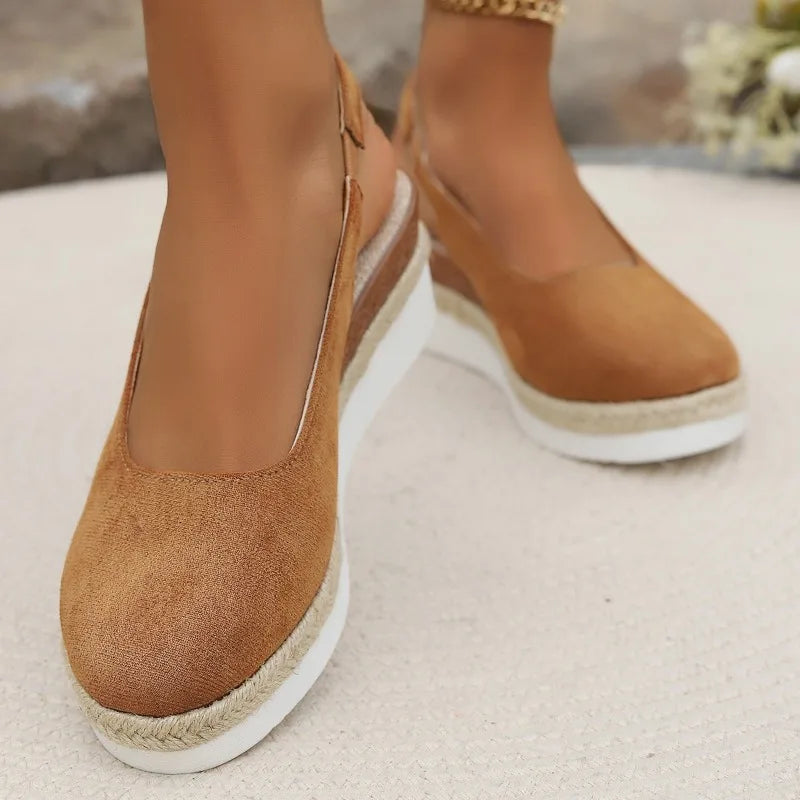 Casual women's walking shoes, perfect for daily wear, with a flexible sole and modern design.