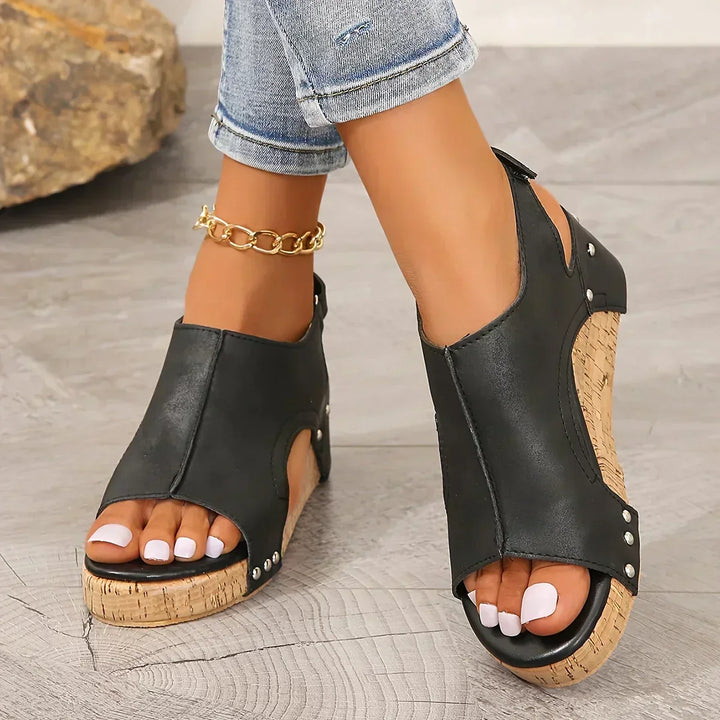 Supportive women's eco-friendly sandals, designed for ultimate comfort and elegant casual style this summer.