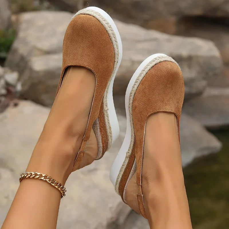 Comfortable women's walking shoes, ideal for daily wear with a soft interior and ergonomic design.