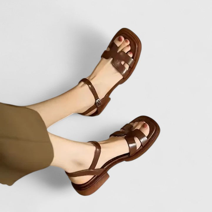Open-toe women's flat sandals featuring a sturdy block heel & adjustable ankle strap for casual wear.