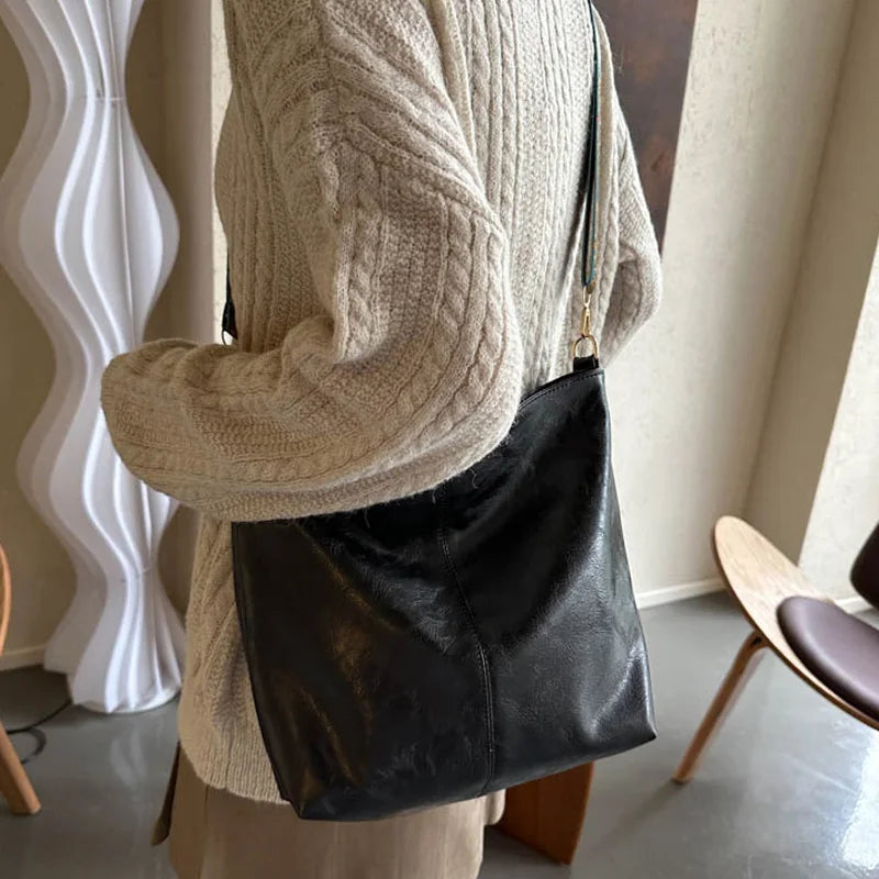 Durable genuine leather shoulder bag for women, a vintage and practical everyday accessory.