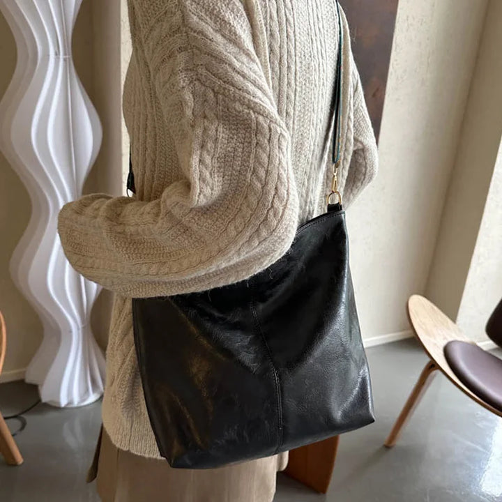 Durable genuine leather shoulder bag for women, a vintage and practical everyday accessory.