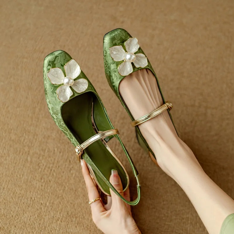 Beautiful floral jacquard print block-heel pumps for women. Elegant pointed-toe, mid-heel style.