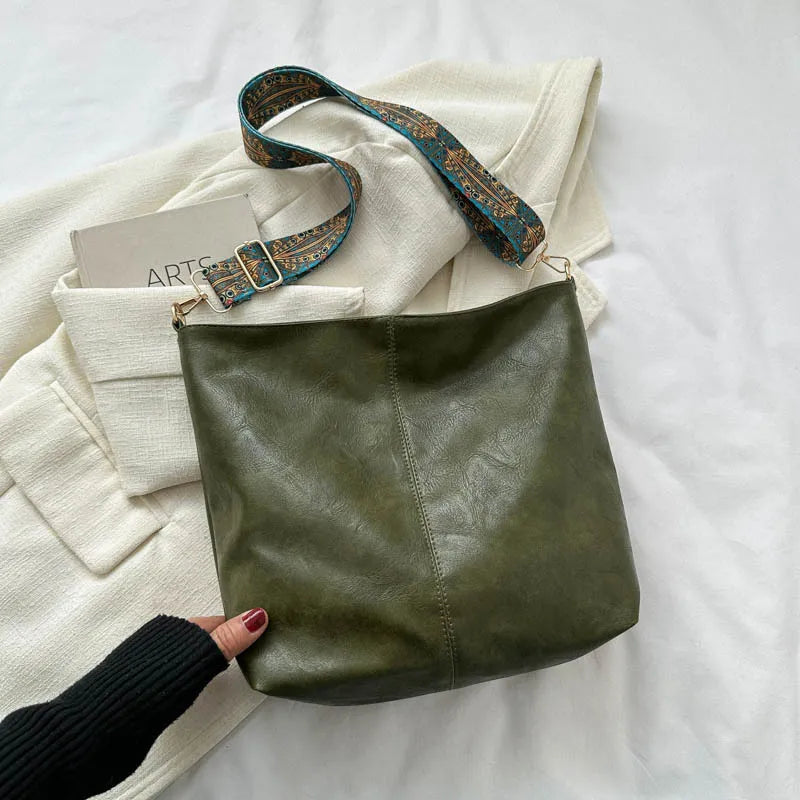 Timeless women's genuine leather shoulder bag, vintage appeal, ideal for versatile fashion.
