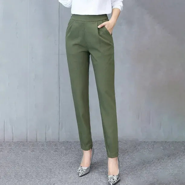 Stylish women's relaxed fit pants for effortless everyday wear. Comfortable and versatile casual trousers.