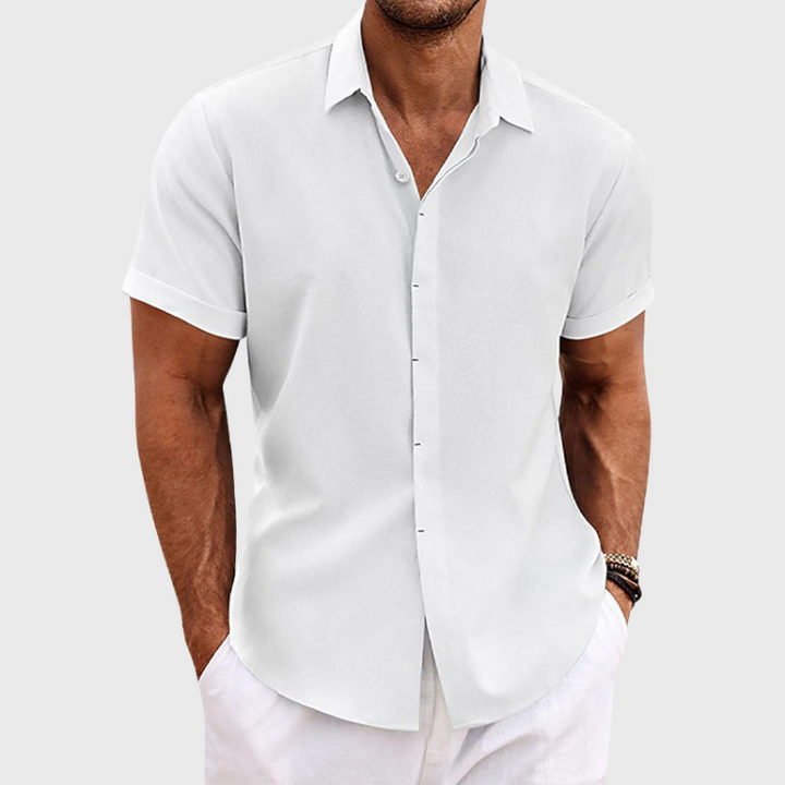 Stylish men's short-sleeve shirt in a classic design, great for summer fashion.