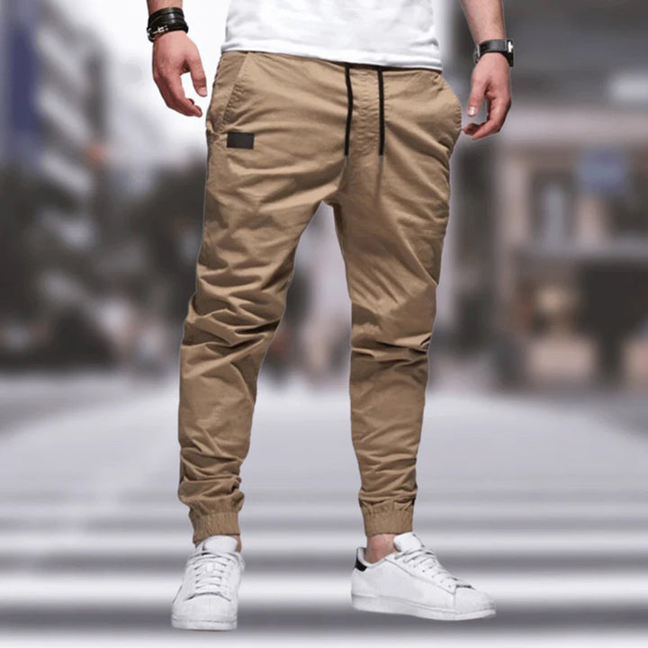 Relaxed fit men's cargo pants, durable multi-pocket design, perfect for utility and daily fashion.