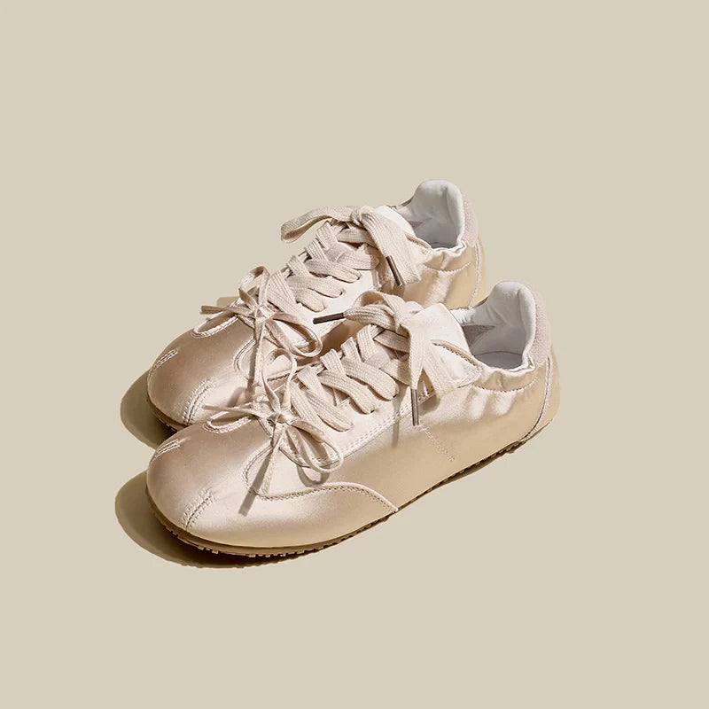 Women's elegant low-profile sneakers in a sophisticated design, perfect for stylish comfort.