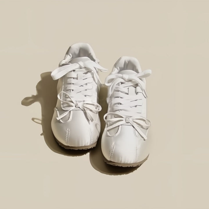 Sophisticated women's sneakers with a low-profile silhouette, combining elegance and wearability.