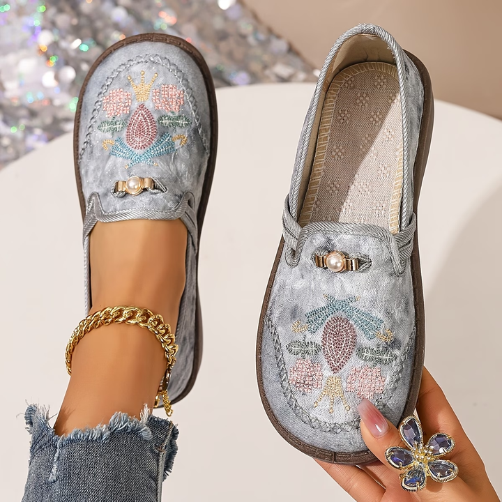 Fashionable women's everyday sneakers, perfect for casual outfits. Lightweight design for versatile styling.