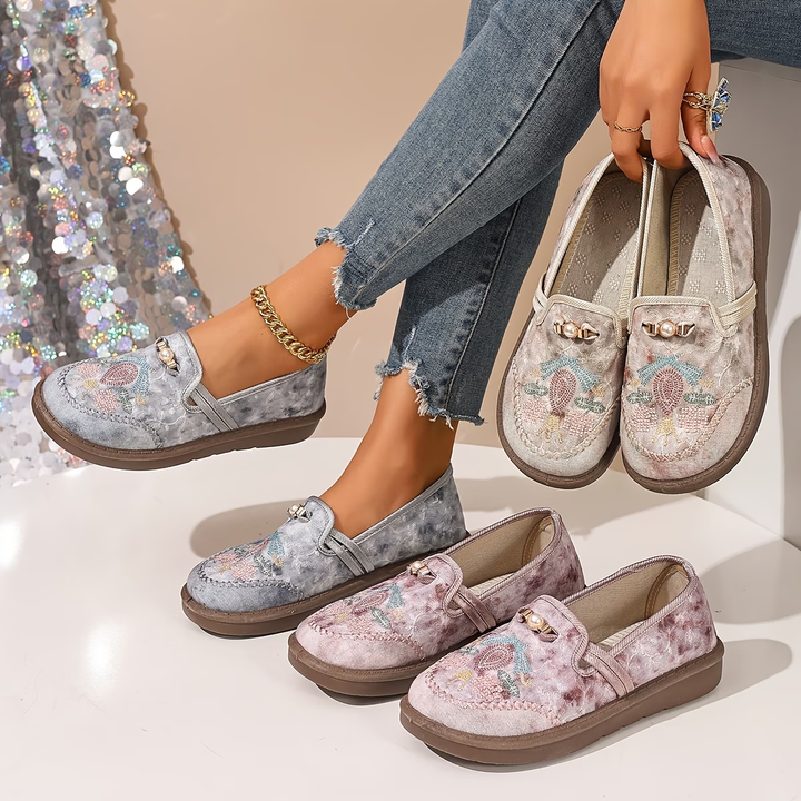 Lightweight women's travel sneakers, offering ultimate comfort for long walks. Stylish & durable for everyday adventures.