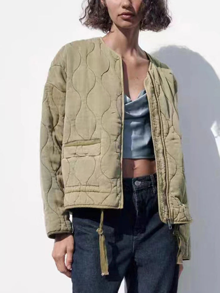 Women's vintage quilted jacket for autumn. Oversized fit, retro style, warm & casual fall fashion outerwear.