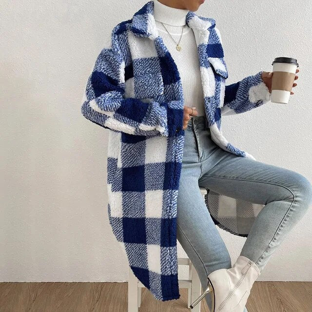 Cozy women's checkered jacket, perfect for keeping warm. A stylish addition to your fall & winter wardrobe.