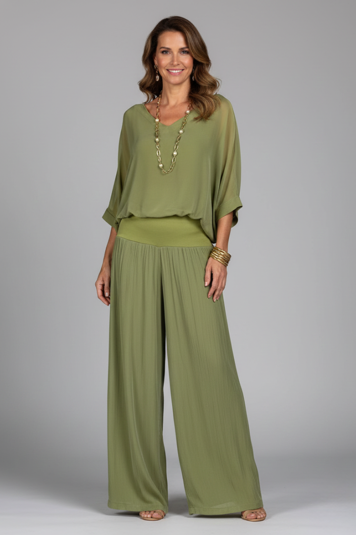Flowing wide leg pants and oversized top in chiffon, a comfortable two-piece women's outfit.