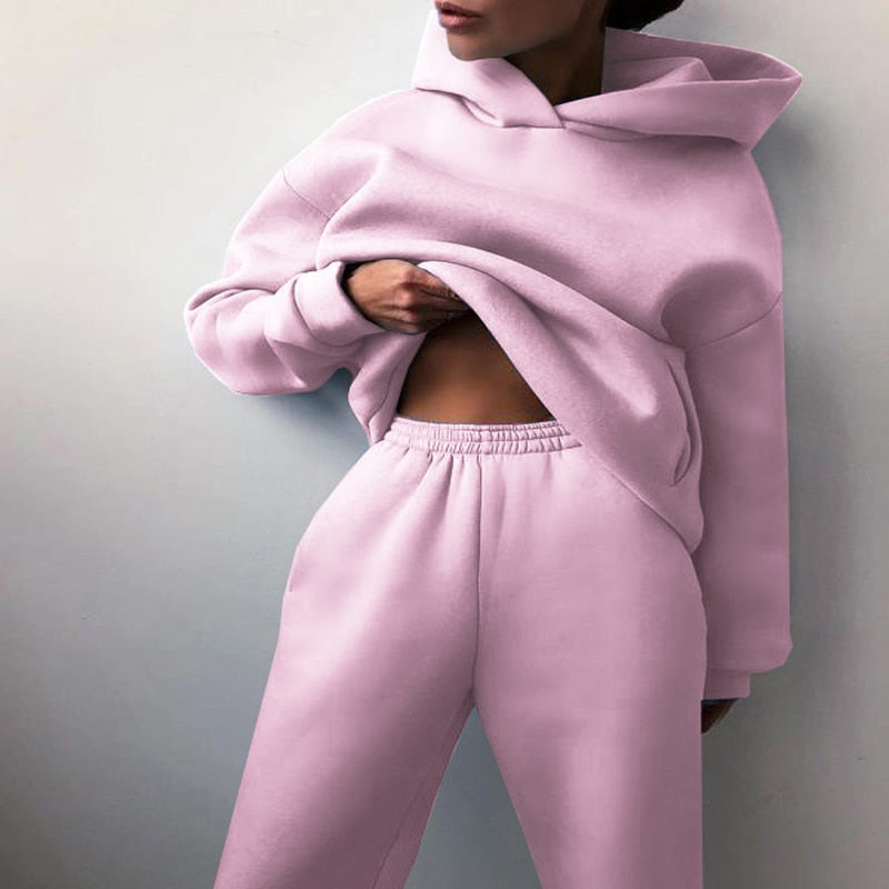 Casual women's relaxed fit loungewear set, ideal for everyday wear, featuring a comfy hoodie & sweatpants.