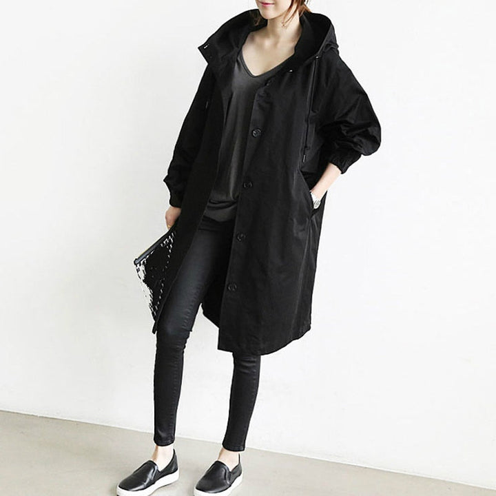 Lightweight women's waterproof rain jacket, ideal for travel and all-weather protection in urban environments.