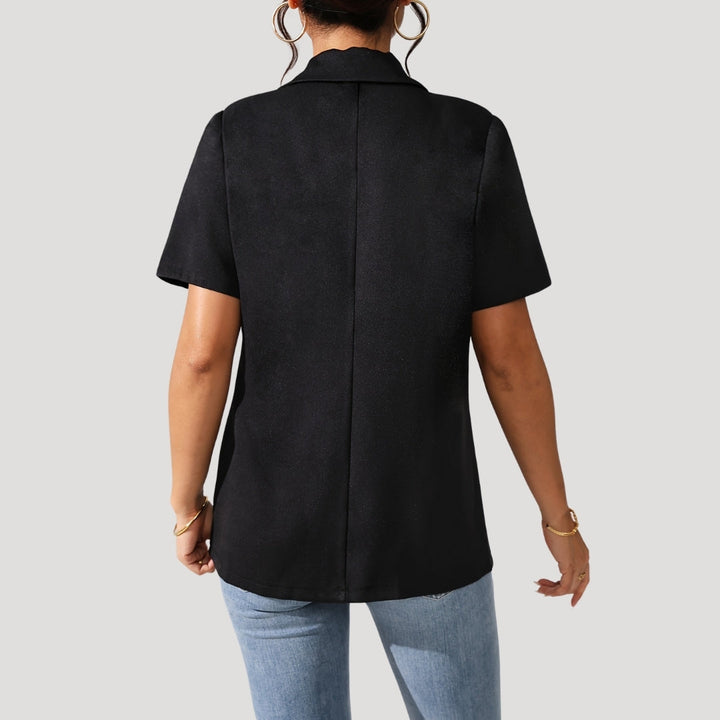 Sophisticated women's black short-sleeve blazer, ideal professional wear for elegant and versatile summer outfits.