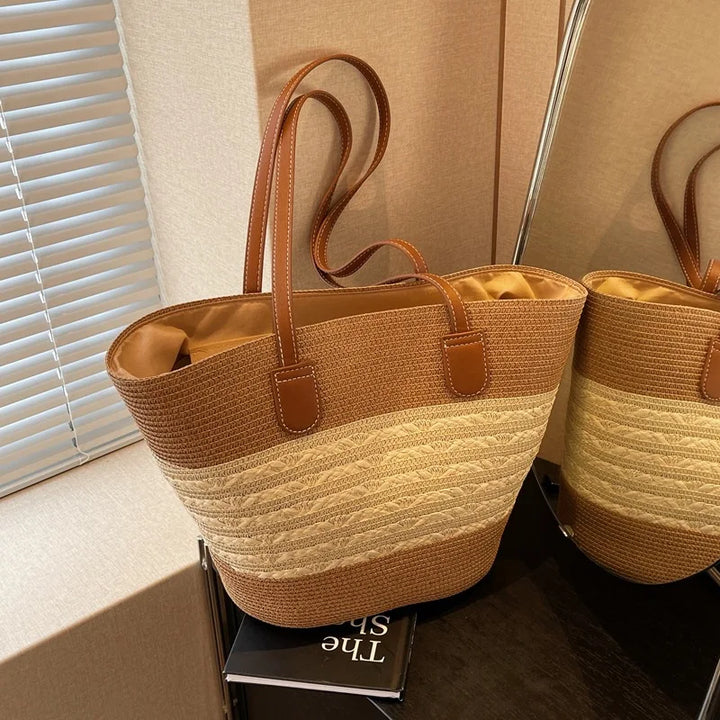 Fashionable women's striped beach tote bag, a comfortable summer shoulder bag for all your essentials.