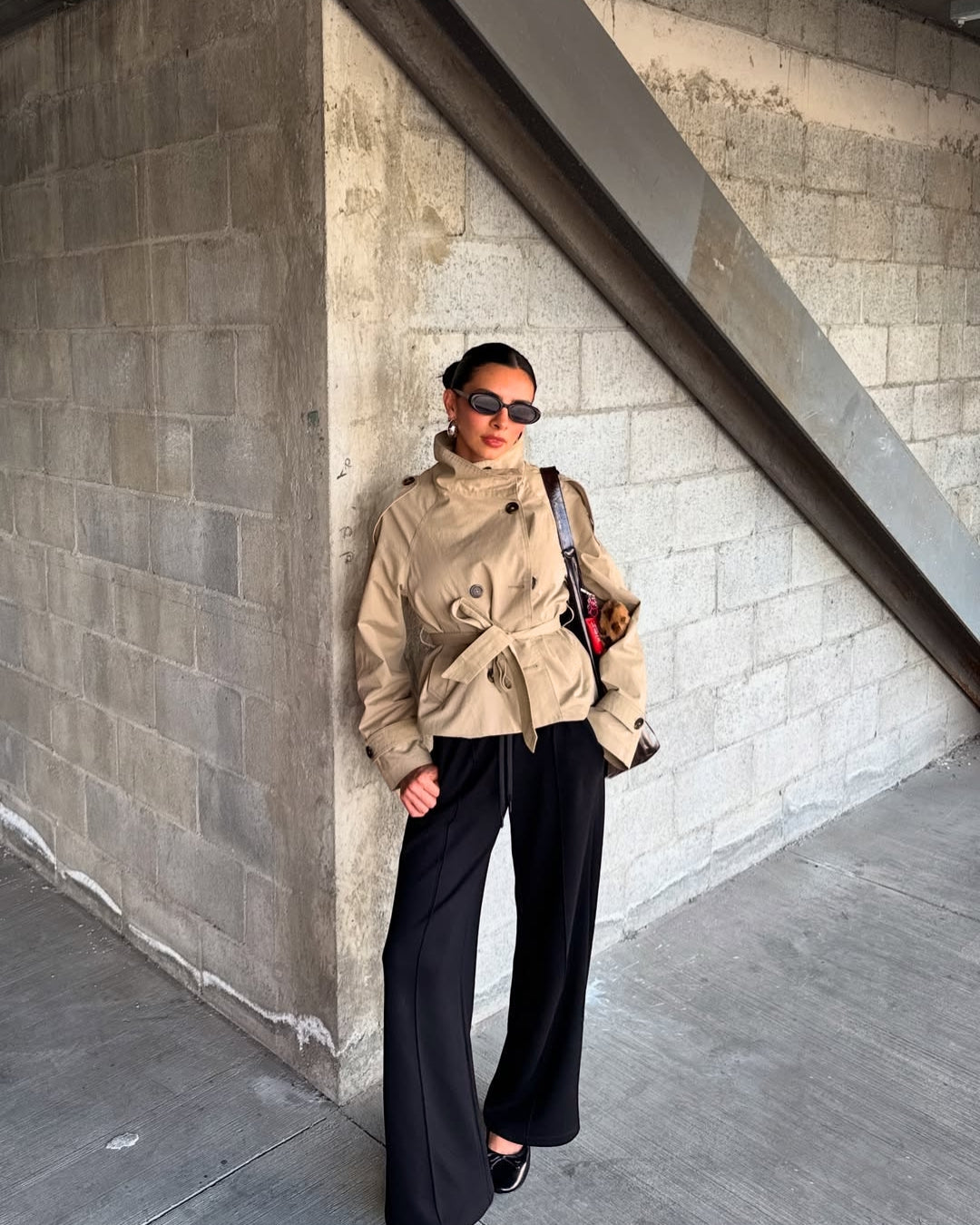 Women's double-breasted cropped trench coat with belt, ideal for chic transitional fashion.