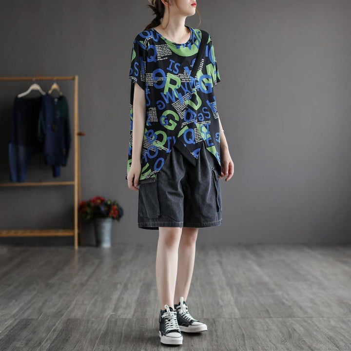 Casual women's baggy wide leg jorts. Versatile denim cargo shorts, ideal for everyday and street style outfits.