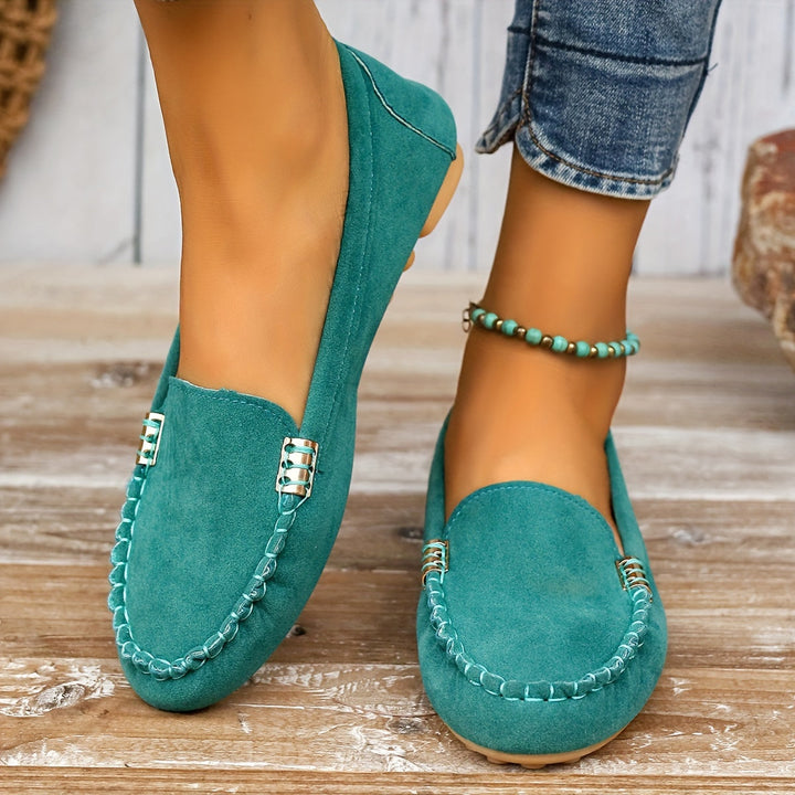 Comfortable women's slip-on loafers, ideal for walking and versatile casual wear.