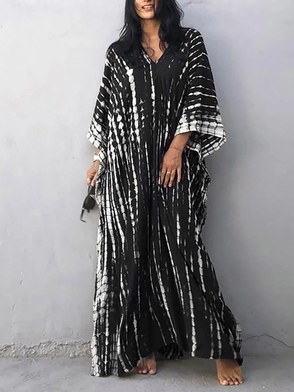 Casual women's long tie-dye maxi dress, offering a relaxed boho fit. Ideal summer beachwear.
