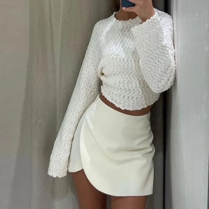 Versatile women's high-waist asymmetric mini skirt, a stylish and chic fashion staple for any occasion.
