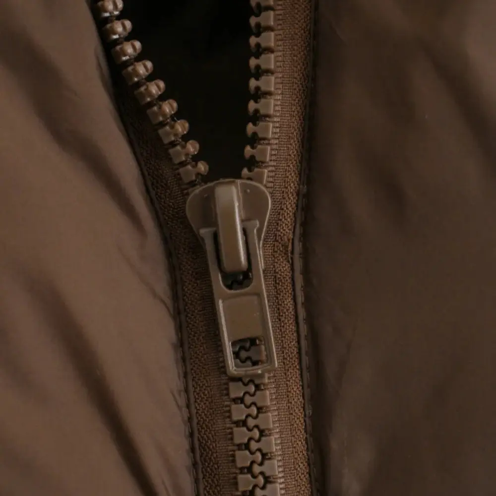 Sleeveless cropped puffer vest for women, featuring a chic stand collar and quilted design.