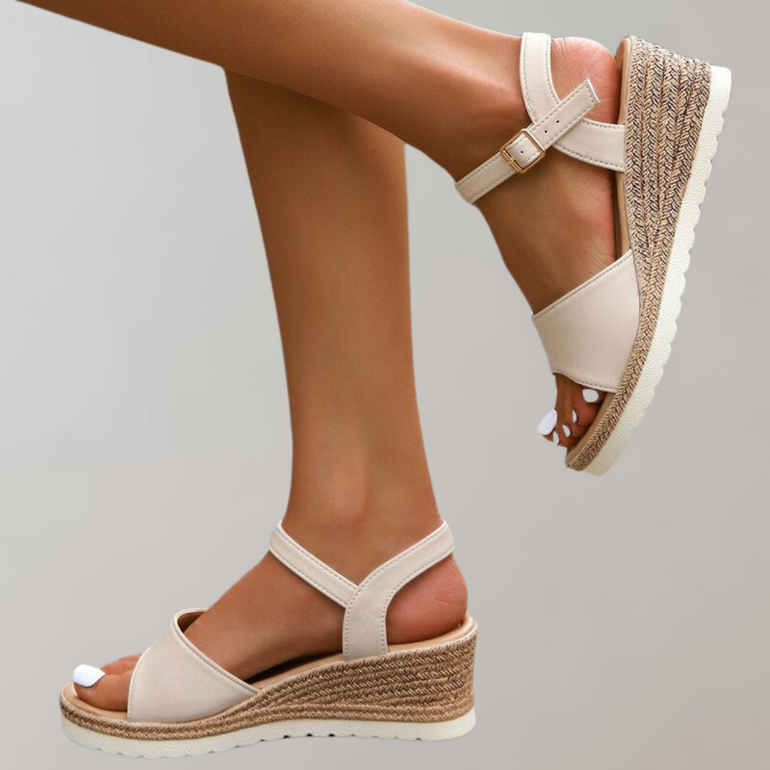 Elegant women's platform sandals featuring an ankle strap. Versatile for all your summer casual looks.