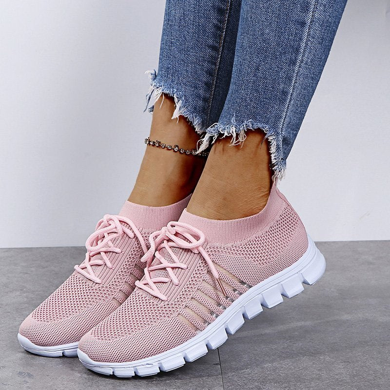 Running-inspired women's everyday sneakers with a sporty look, offering comfort and style for versatile activities.
