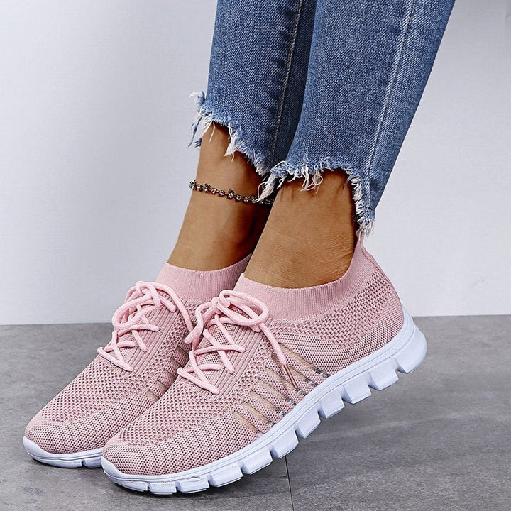 Running-inspired women's everyday sneakers with a sporty look, offering comfort and style for versatile activities.