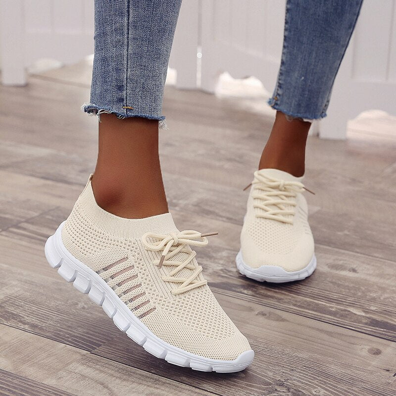 Women's versatile running-inspired casual sneakers, stylish lace-up design perfect for everyday wear.