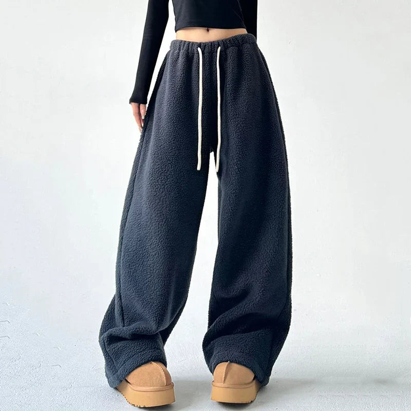 Women's high waist wide leg baggy sweatpants in soft fabric, perfect for loungewear or casual style.