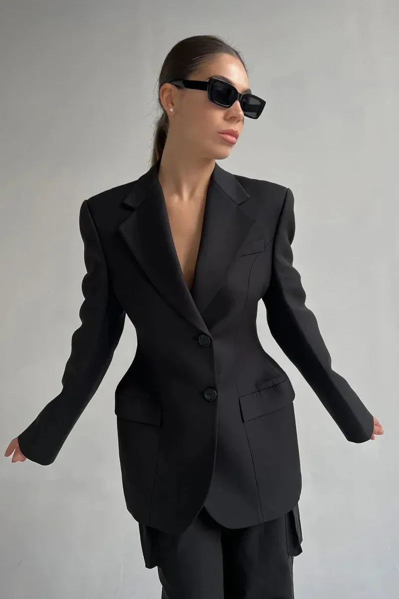 Versatile women's tailored blazer, essential workwear for a polished professional look. Ideal for business.