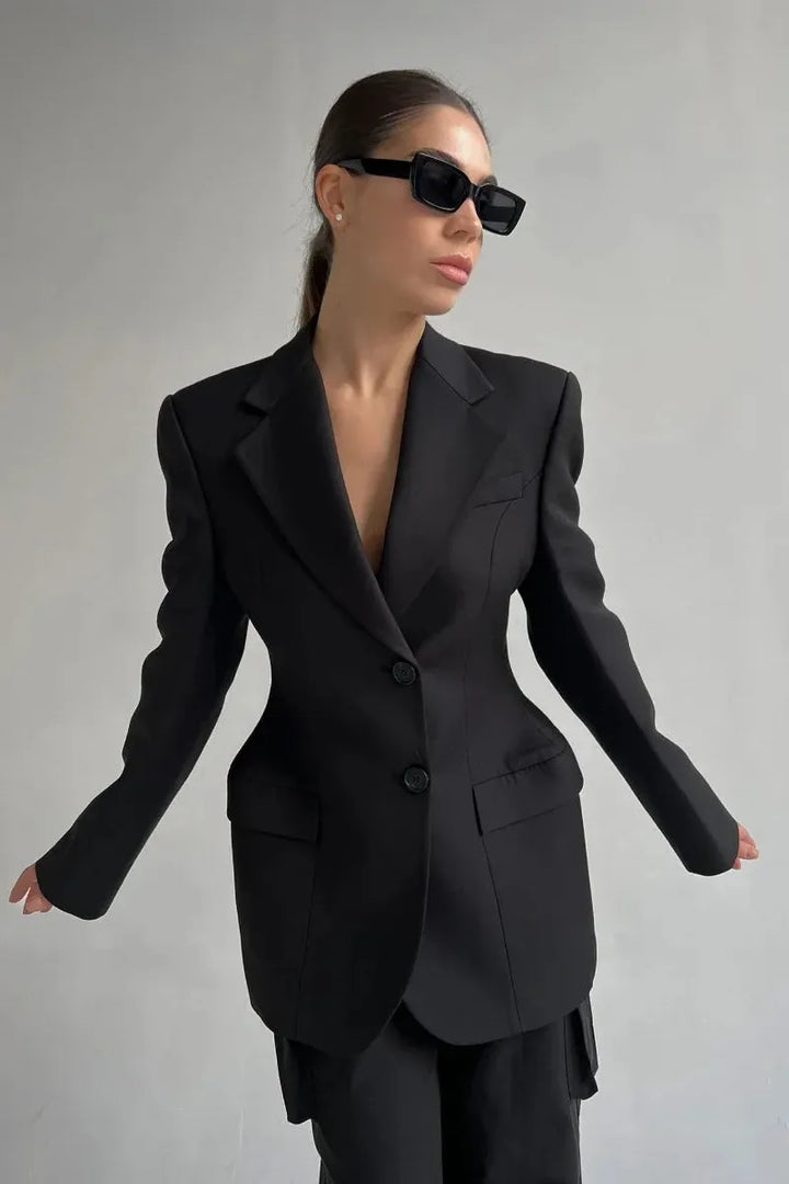Versatile women's tailored blazer, essential workwear for a polished professional look. Ideal for business.