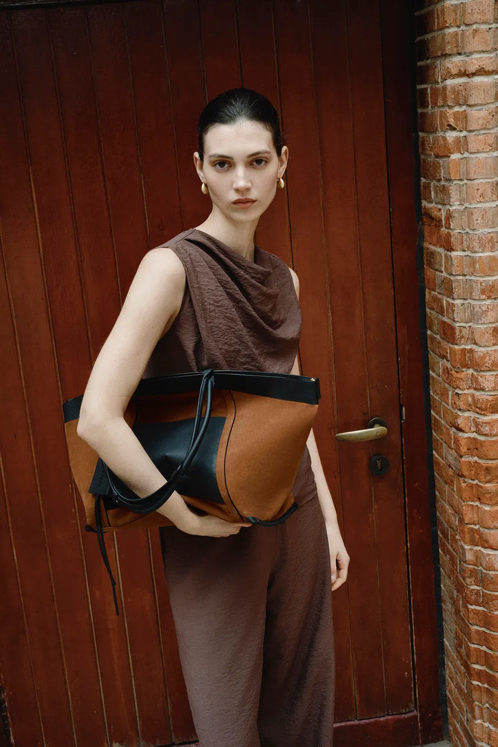 Versatile brown women's shoulder bag, an essential fashion accessory & travel companion.