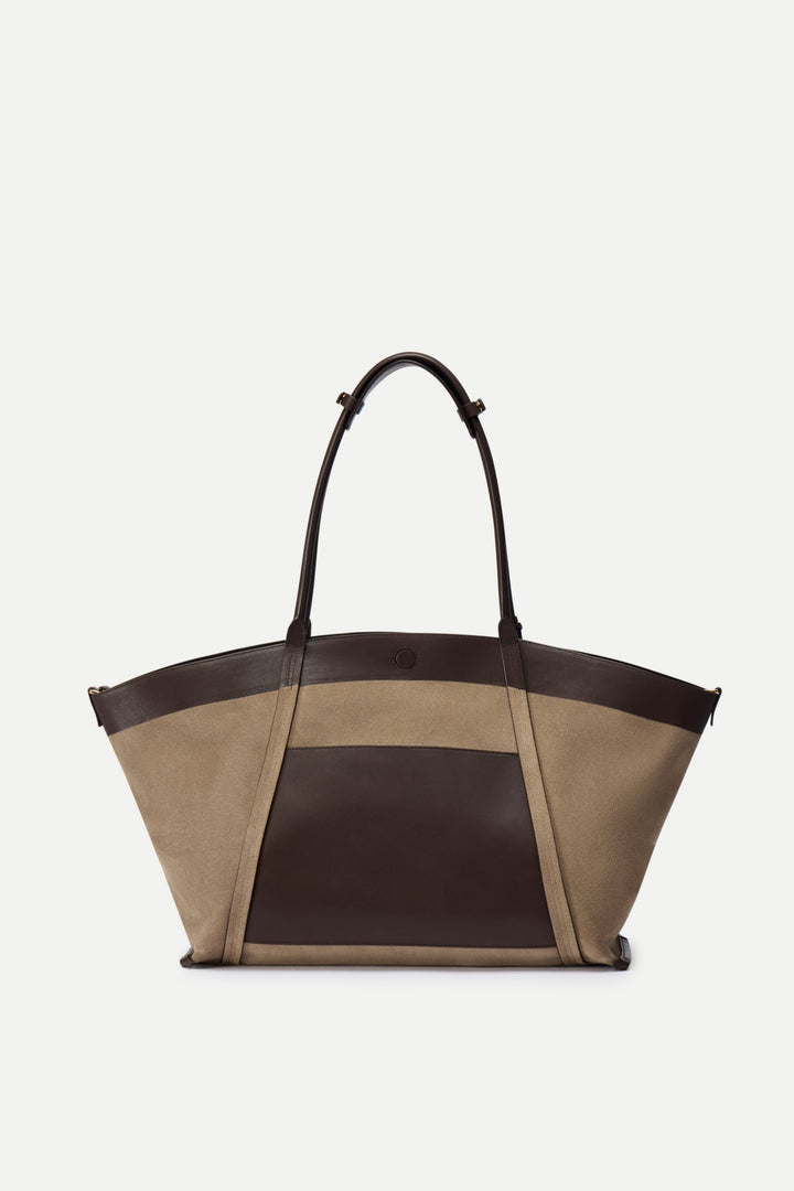 Stylish black women's travel tote bag, perfect for weekend getaways and carry-on luggage.