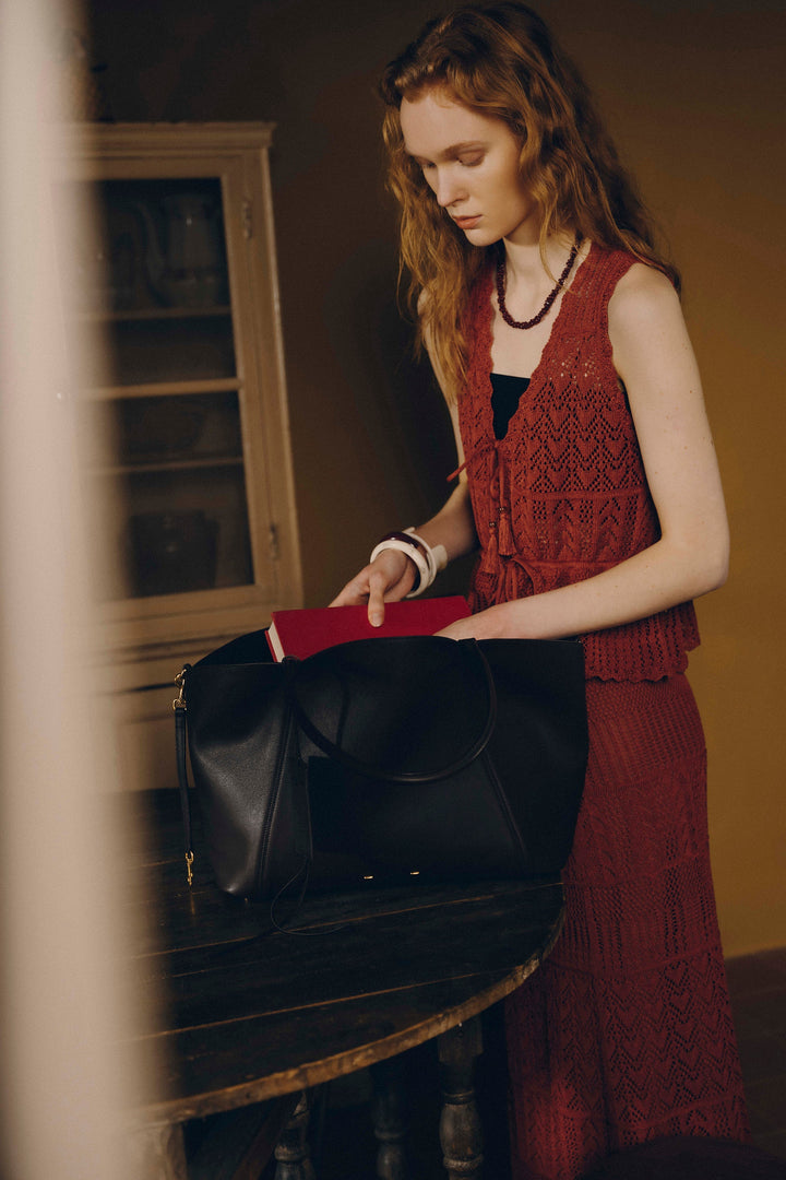 Spacious women's travel tote bag, designed for efficient everyday carry & weekend adventures.
