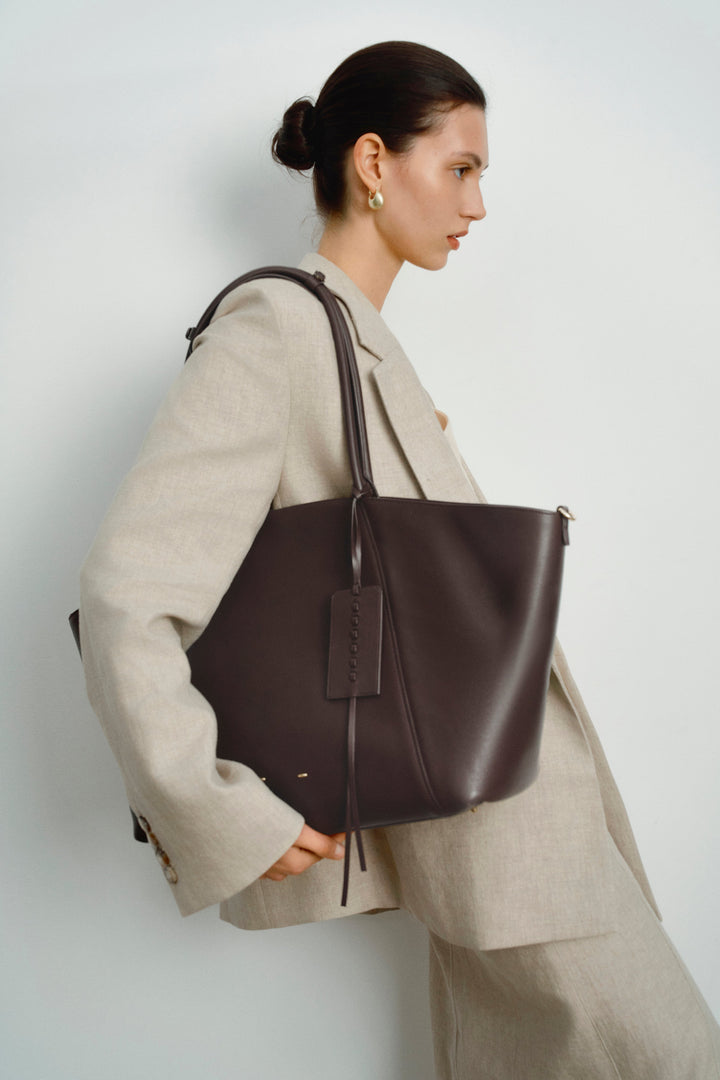 Women's black travel tote, a versatile handbag with ample space for everyday carry.
