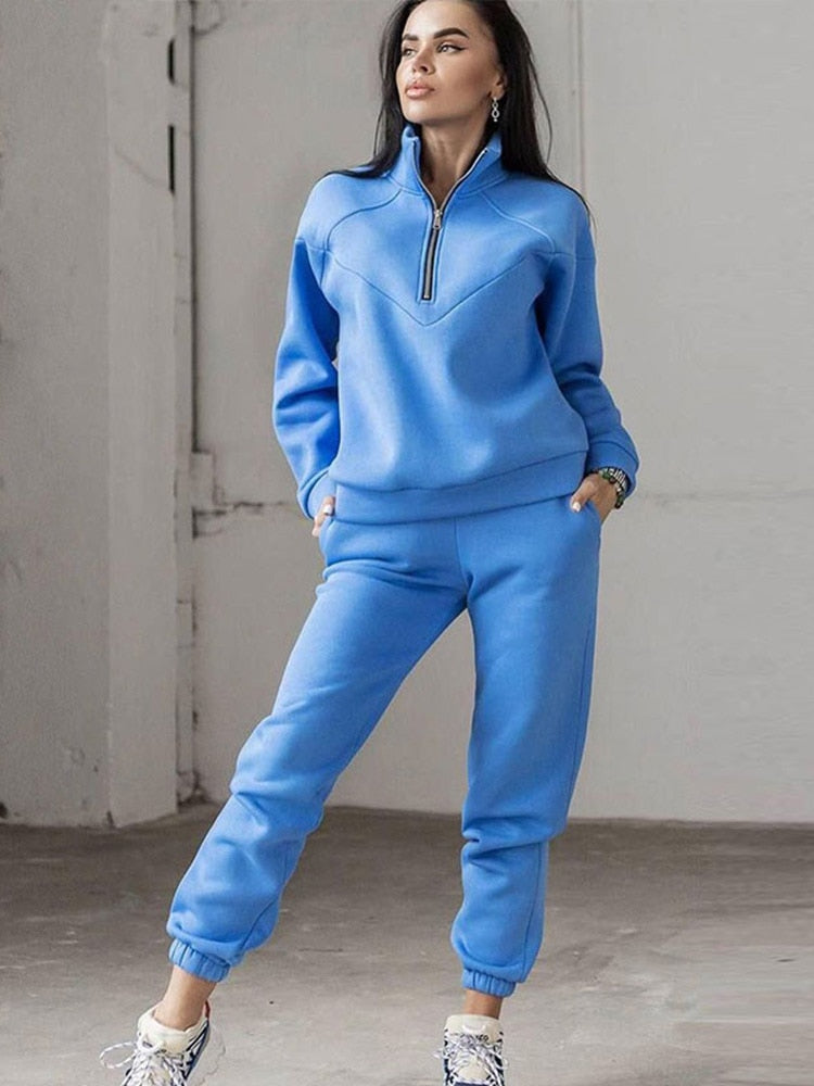 Stylish women's zip neck tracksuit with relaxed fit. Ideal for everyday wear, athletic activities, and comfort.