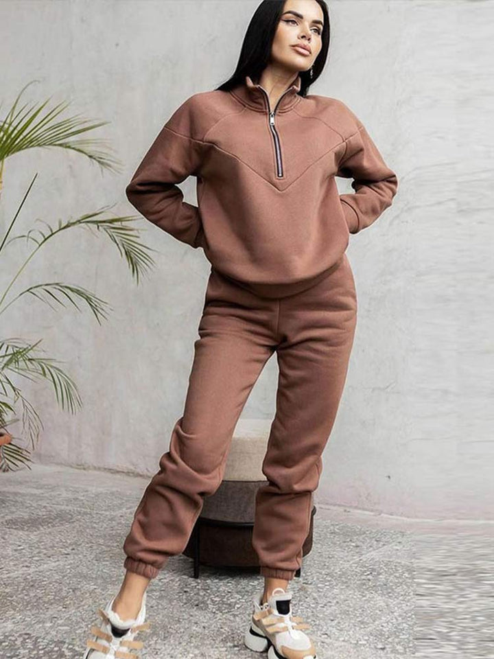 Women's zip neck tracksuit set, perfect for casual style, lounge wear, or travel. Comfortable two-piece coordinated outfit.