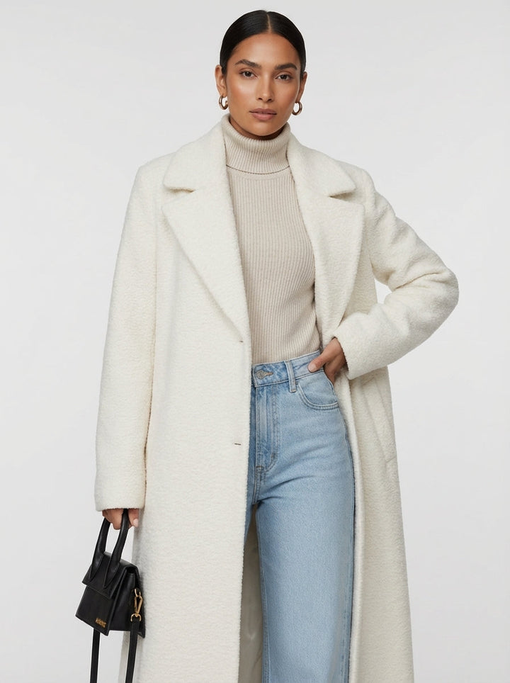 Elegant women's oversized coat, long design for sophisticated layering. Great for autumn and winter fashion.