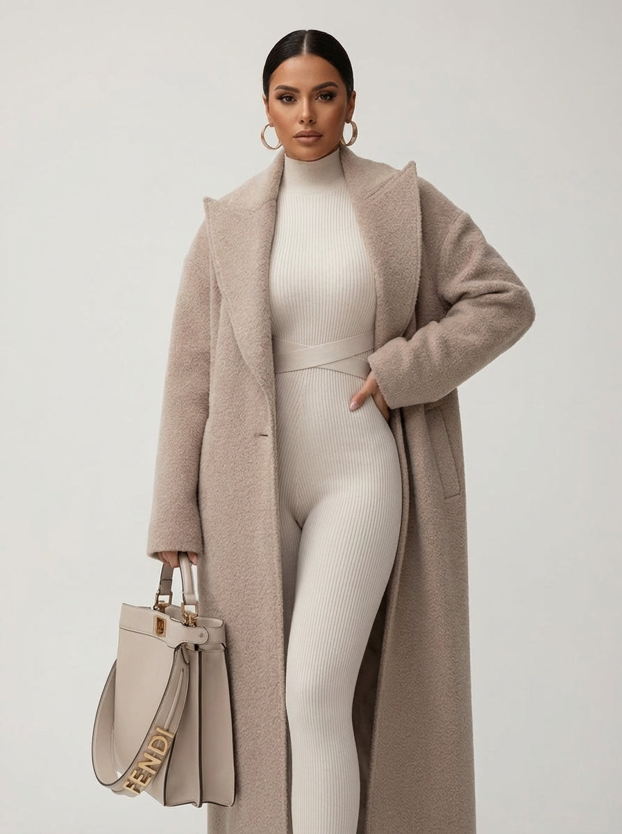 Women's versatile long coat in an oversized fit. Ideal for layering, offers chic style & warmth for fall.