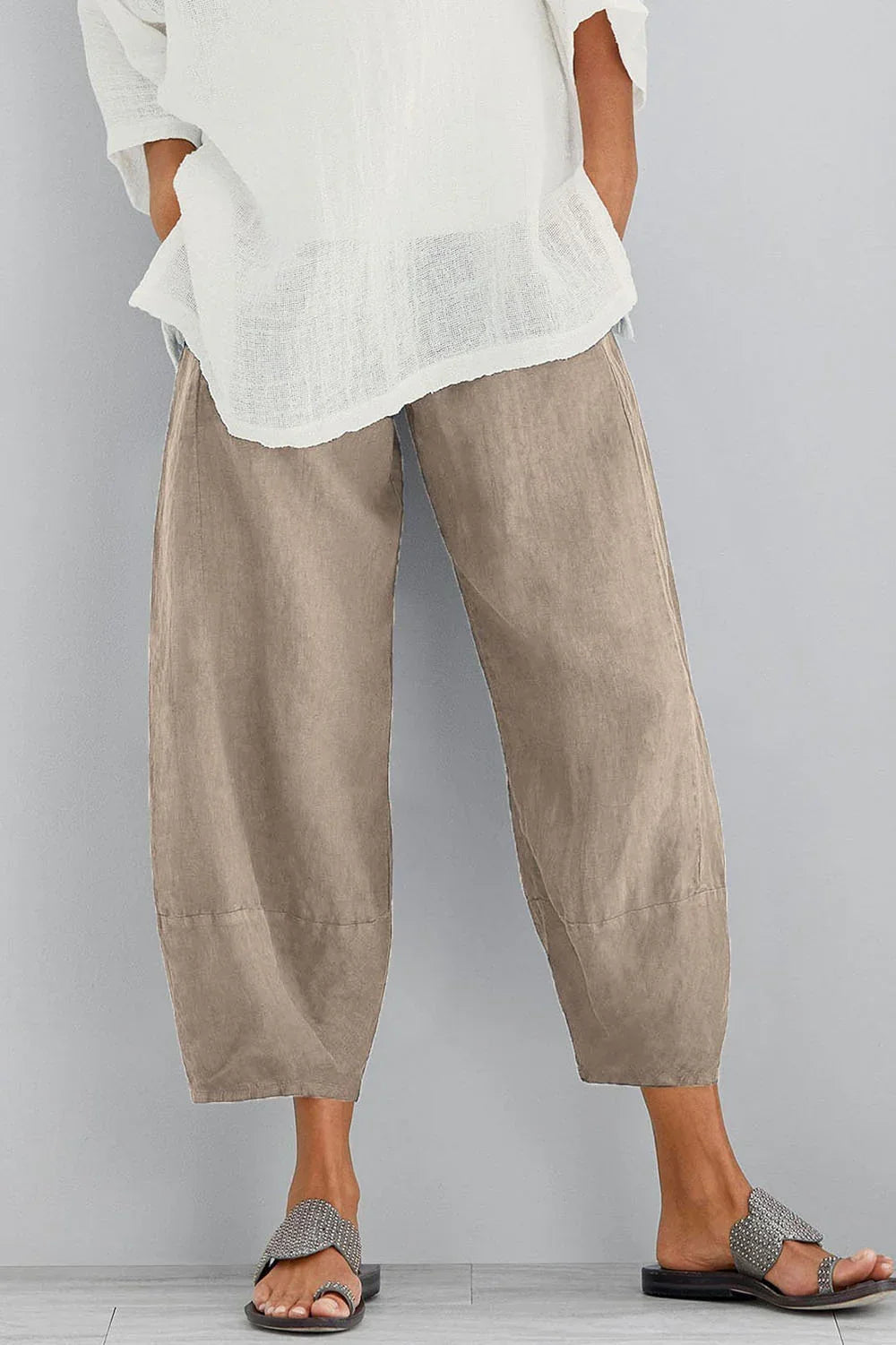 Fashionable women's wide leg cropped trousers, offering a chic and comfortable everyday style. Versatile design.
