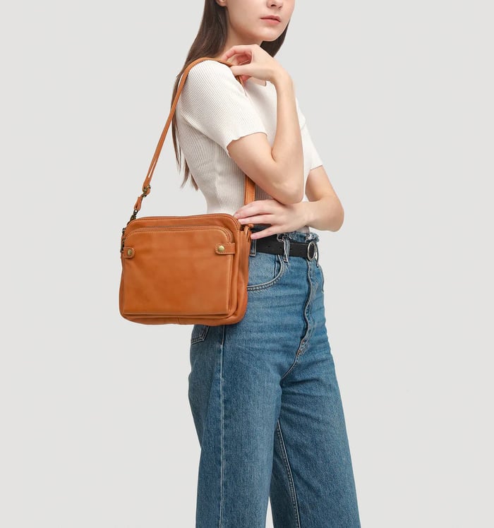 Women's full-grain leather crossbody bag, stylish & versatile everyday carry.